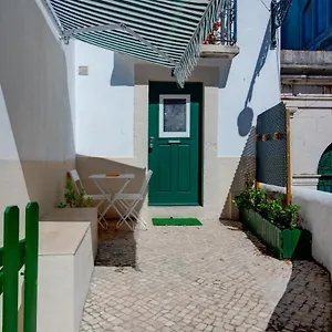 Cosy By The Flea Market And Tram 28 , Lissabon Portugal